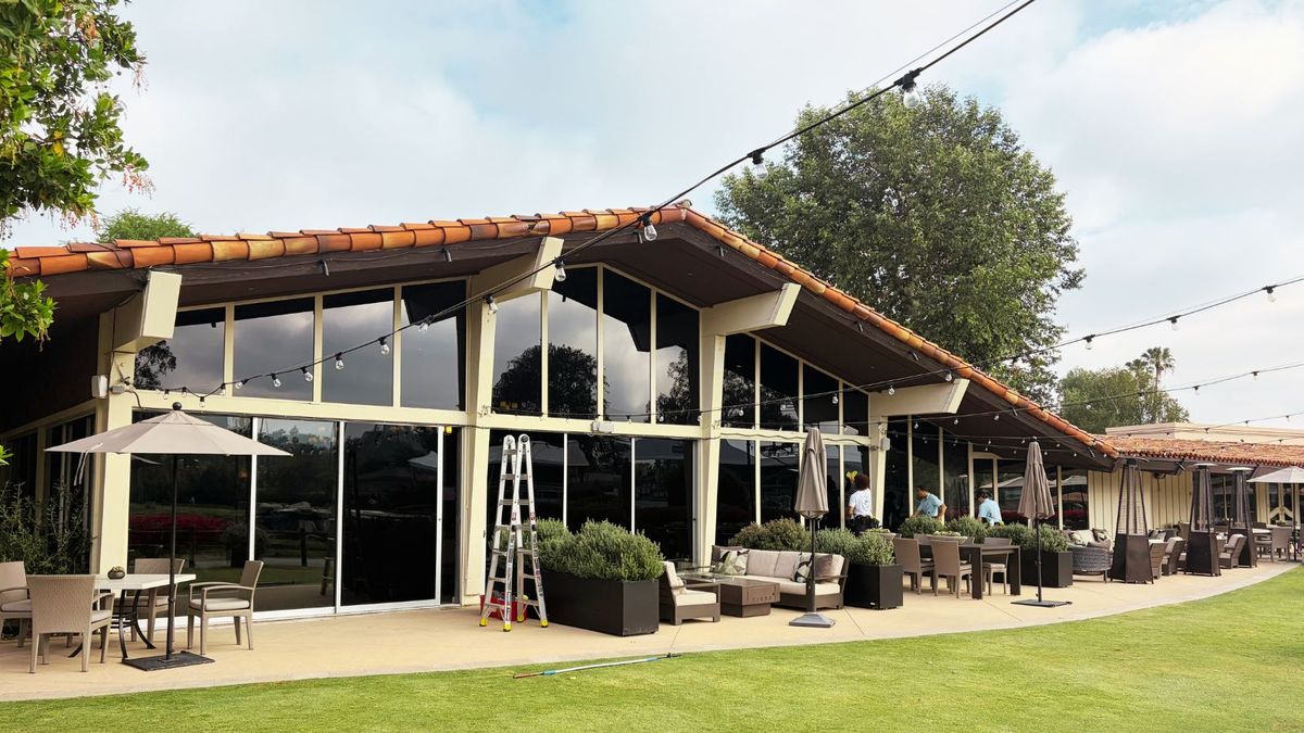 Professional window cleaning on a commercial building in Los Angeles
